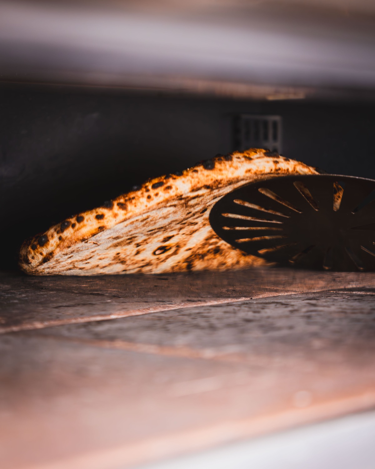 Pizza paistuu kuumassa uunissa