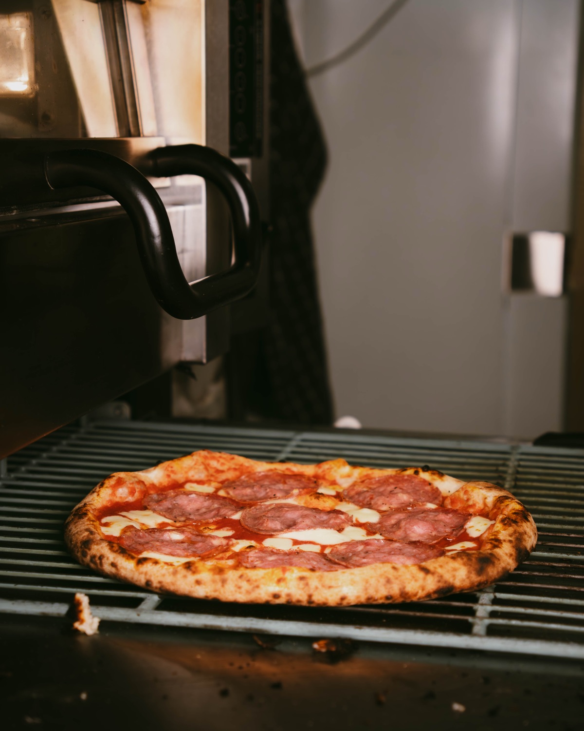 Salamipizza paistumassa