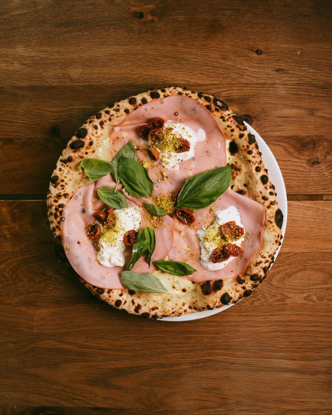 Valmis mortadella-pizza basilikalla