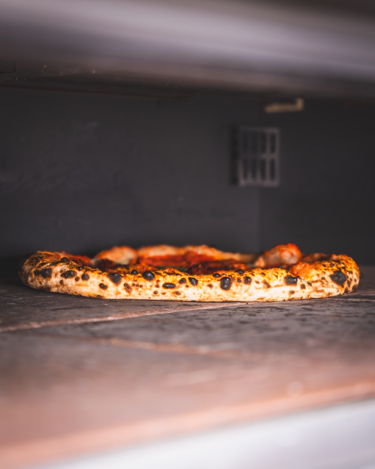 Pizza paistuu uunissa